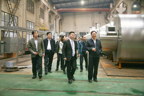 总经理查协芳与参会领导、^们参观生产车间